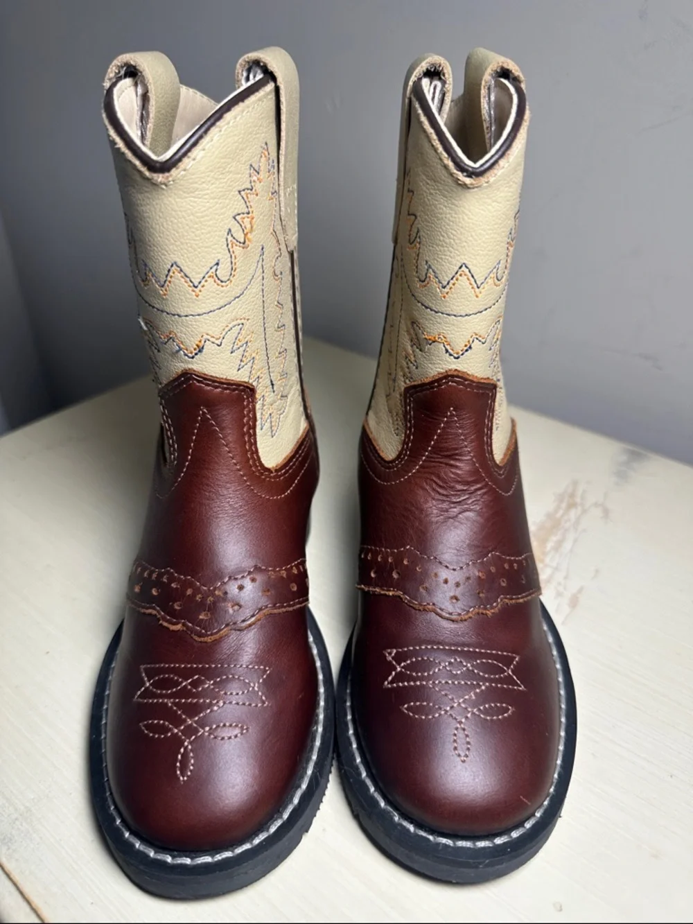 Cody James Old West Two-Tone Cowboy Boot Detail in Cream and Brown